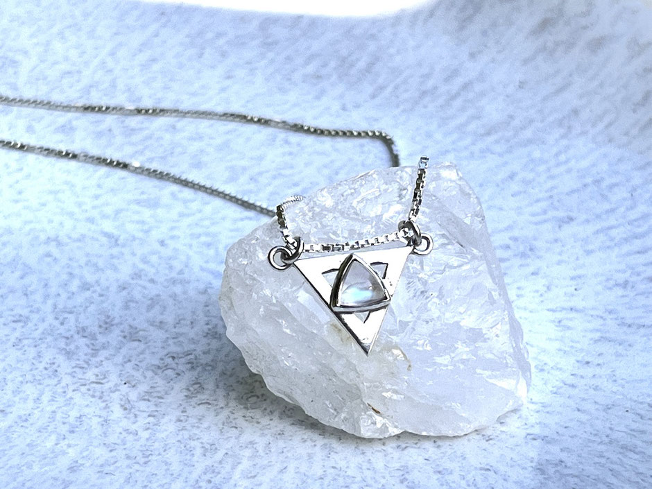 Filigrane Kette mit handgefertigten Dreieck Anhänger aus Silber und einem Regenbogen Mondstein in dreieckiger Form