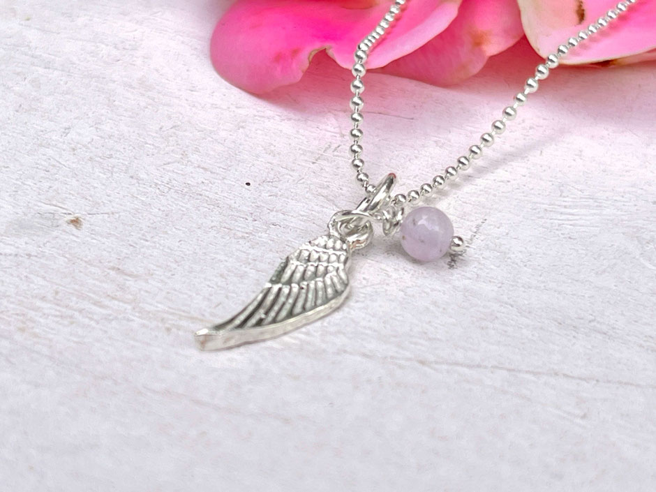 Kurze feine Kette mit Flügel Anhänger in Silber und einer kleinen Amethyst Perle 