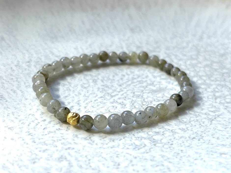 Filigranes Labradorit Armband mit goldener Muschelspirale als Eye-Catcher
