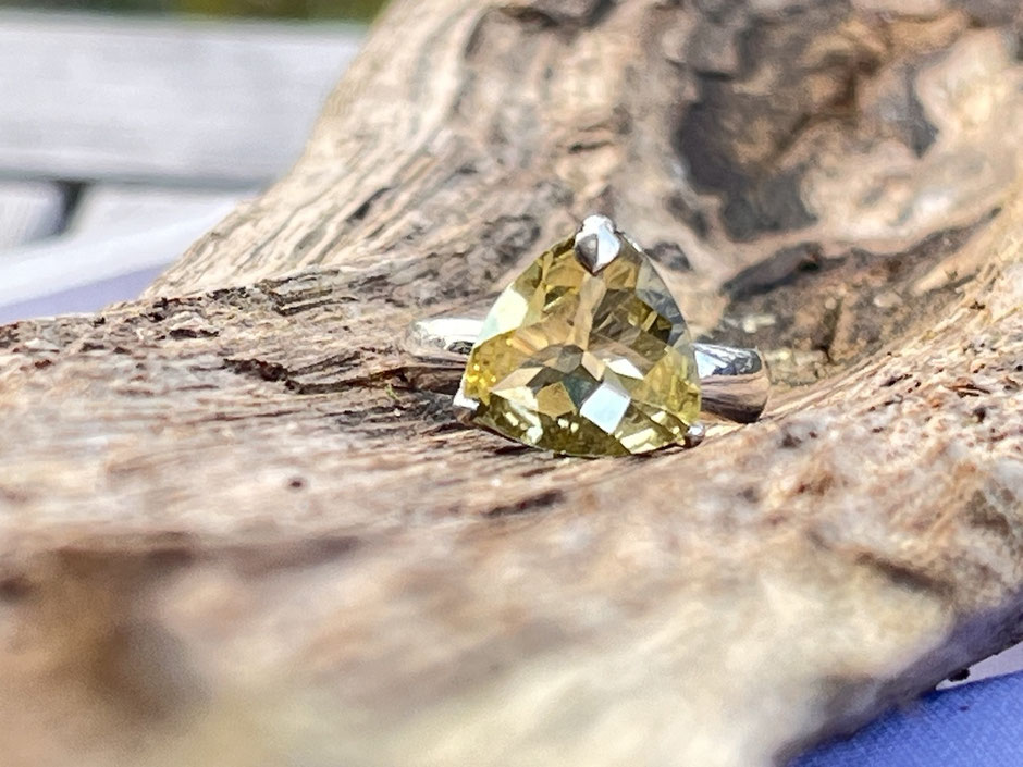 Handgefertigter Ring mit Lemonquarz Ring in Silber mit seltenem Trillion Schliff
