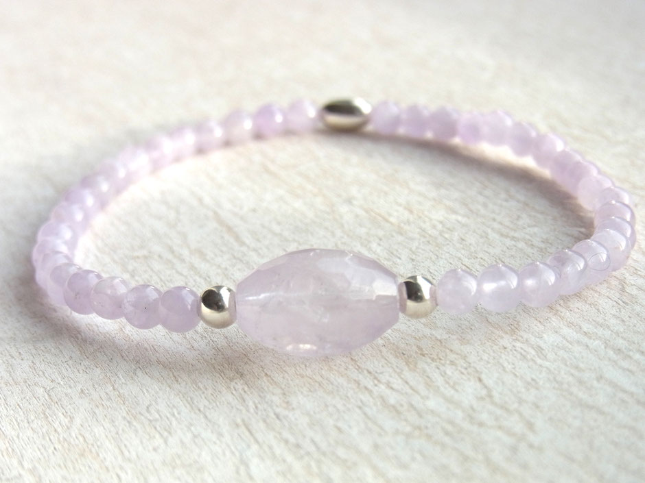 Armband mit hellen violetten Amethyst Perlen und einem geschliffenem Amethyst Stein in der Form einer Olive mit Silberkugeln
