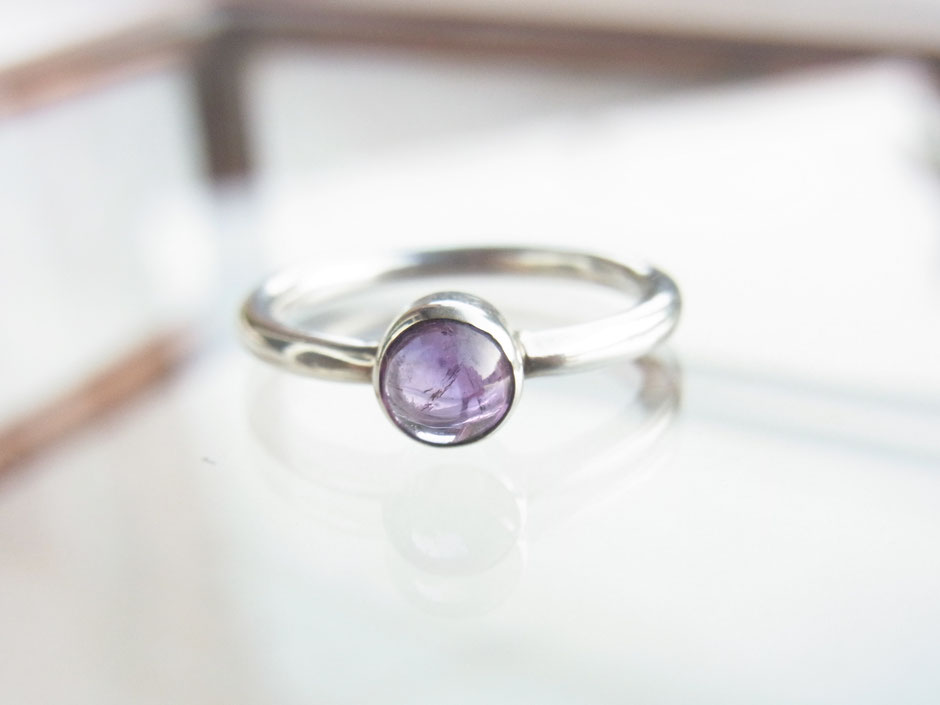 Filigraner Damen Ring mit rundem Amethyst Cabochon in Silber gefasst