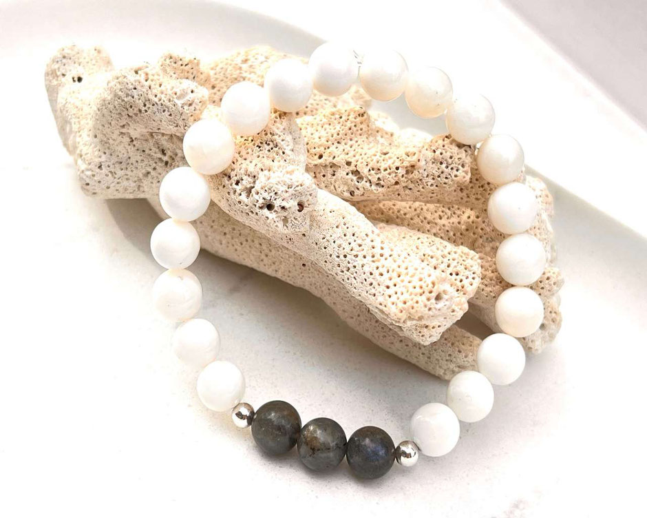 Weißes Perlmutt Armband mit Labradorit und Silberkugeln