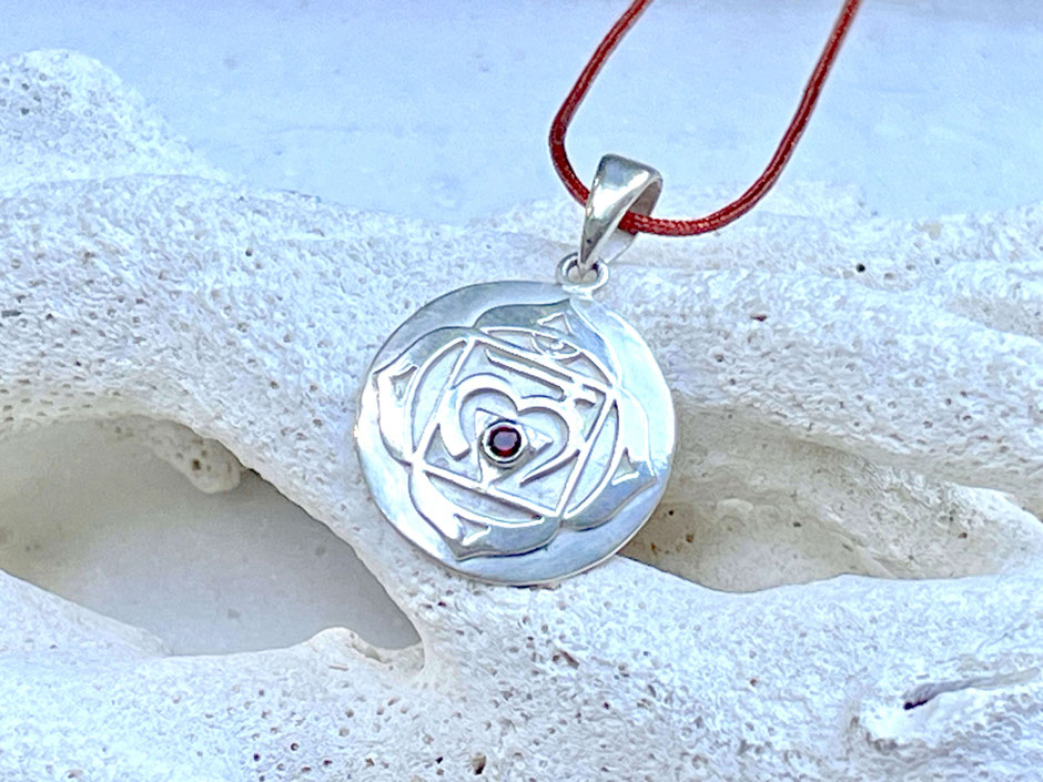 Kette mit Wurzelchakra Anhänger aus Silber mit rotem Granat | SUMAJU
