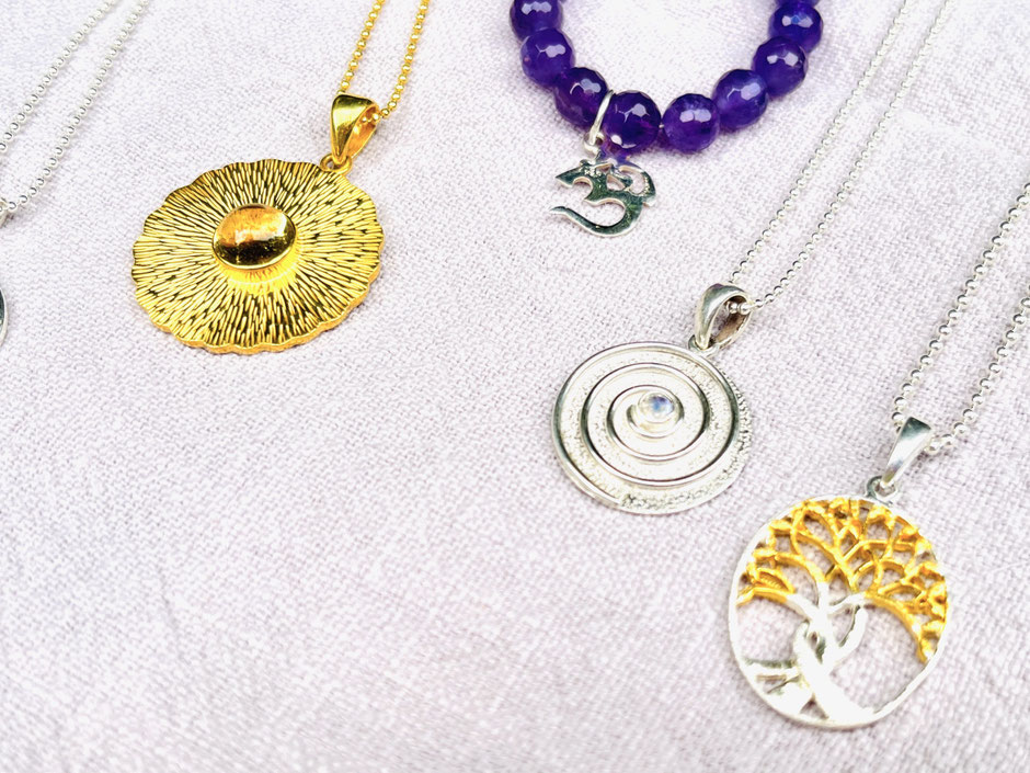 Symbolschmuck mit spirituellen Anhängern in Silber und gold - Schmuckstücke mit und ohne Edelstein