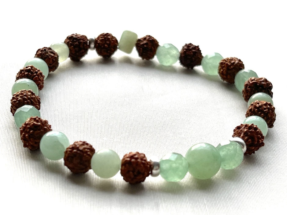 Armband mit geschliffenen grünen Aventurin Perlen und Rudraksha Samen aus Nepal