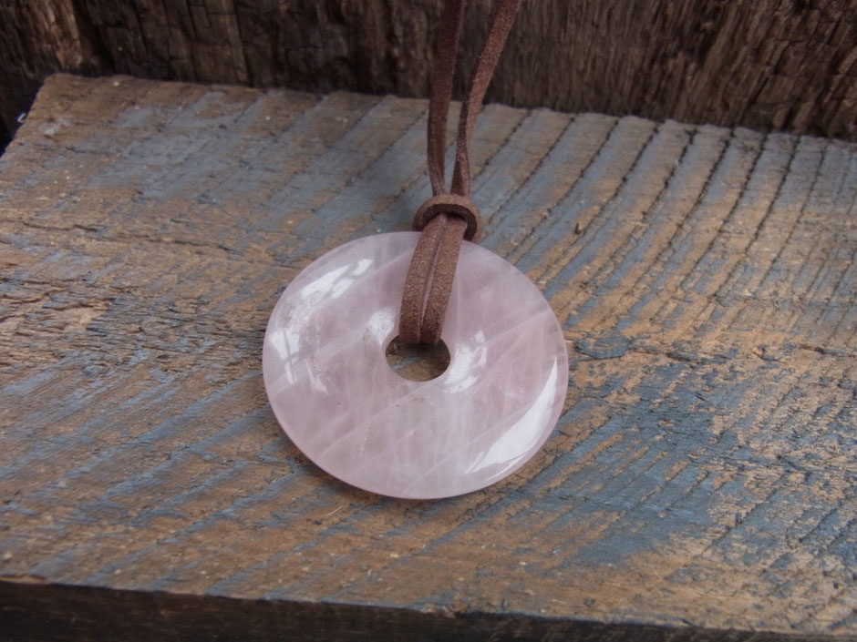 Braunes weiches Lederband mit einem runden Rosenquarz Donat