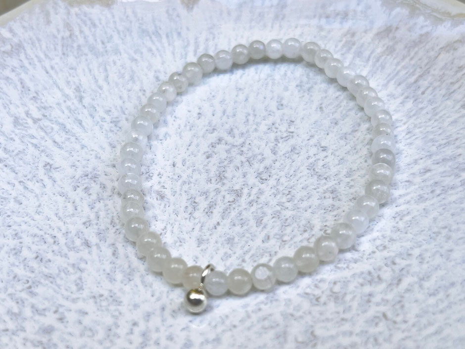 Filigranes Armband mit weißen Mondstein Perlen und Silberkugel