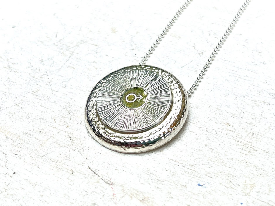 Silberkette mit Mars Symbol Anhänger in der Form eines Planetengongs aus 925 Silber