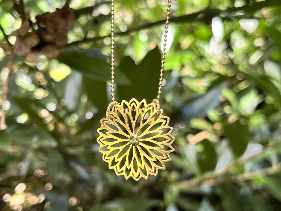 Goldene Kette mit Mandala Anhänger und grünem Turmalin im Zentrum - Handgefertigter Symbol Schmuck von Sumaju