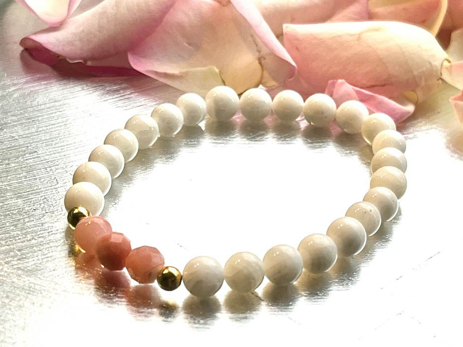Armband mit weißen Perlmutt Perlen und geschliffenen rosa Opal Kugeln