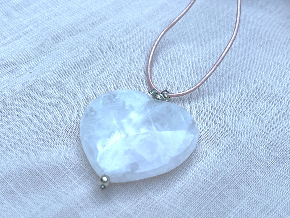 Lederkette mit großen Rosenquarz Herz Anhänger