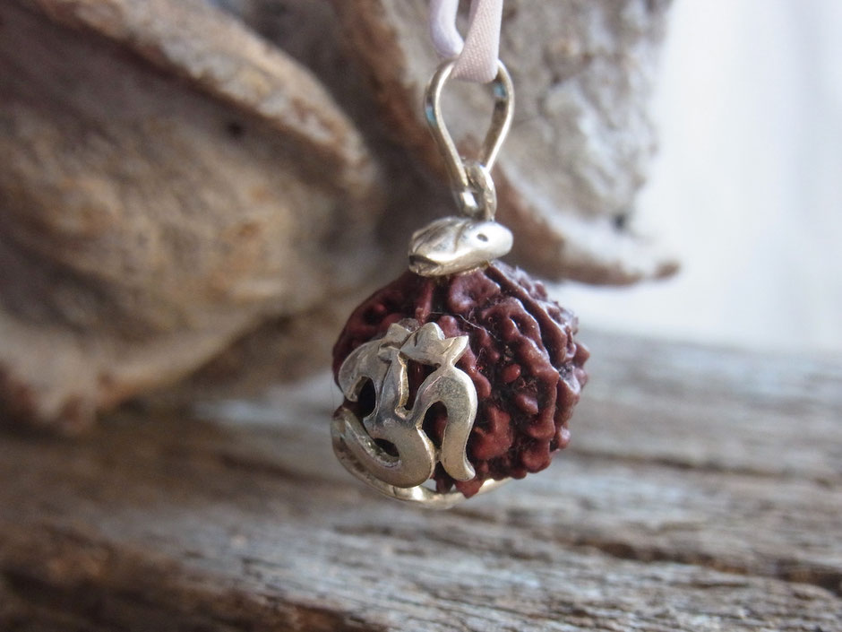 Seidenbandkette mit Rudraksha Samen und OM Anhänger in silber