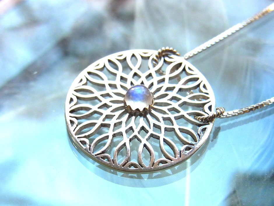 Mandala Anhänger aus Silber mit Regenbogen Mondstein und Silberkette
