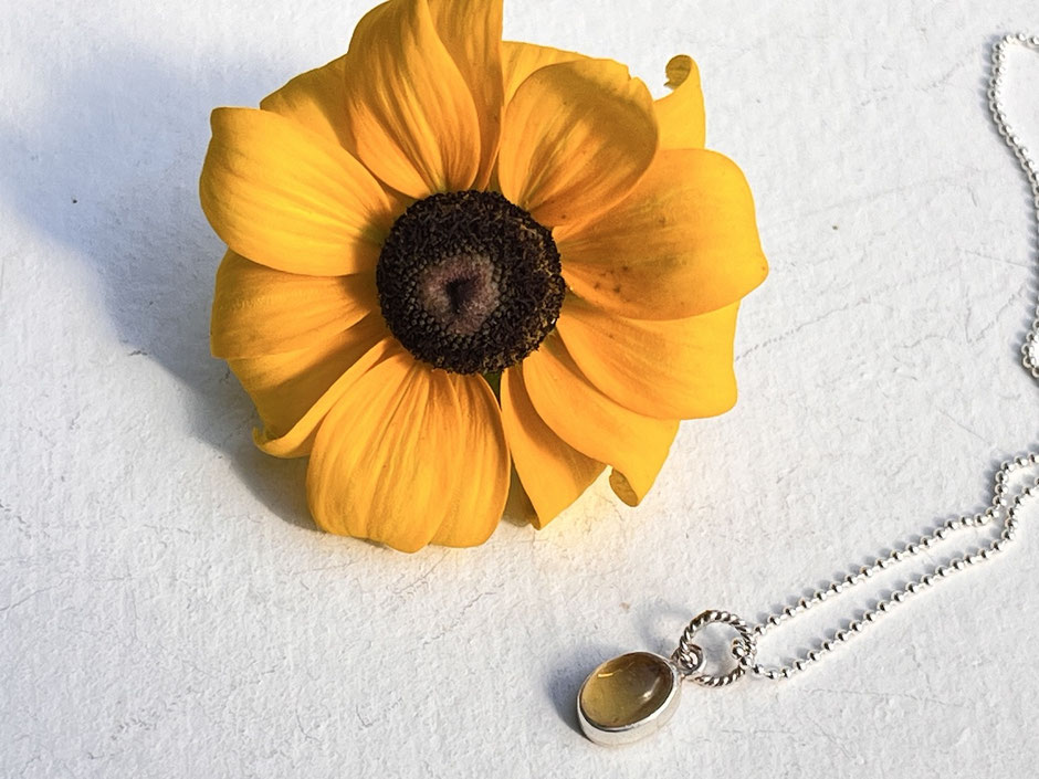 Feine Kette mit ovalen gelb leuchtenden Citrin Cabochon Anhänger in Silber