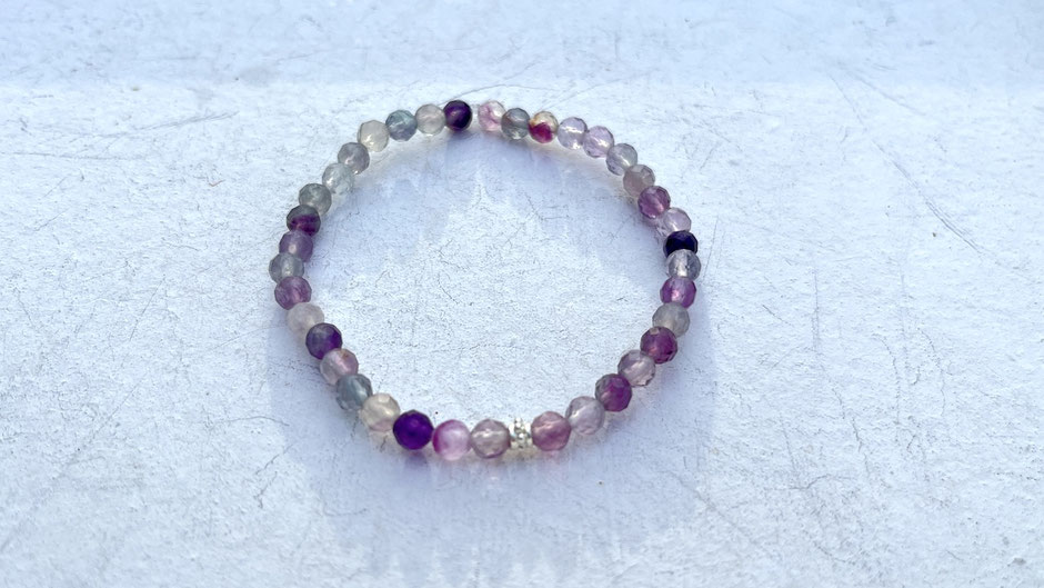 Armband mit kleinen geschliffenen Fluorit Perlen in blau-grün, violett, grün und lavendel | SUMAJU