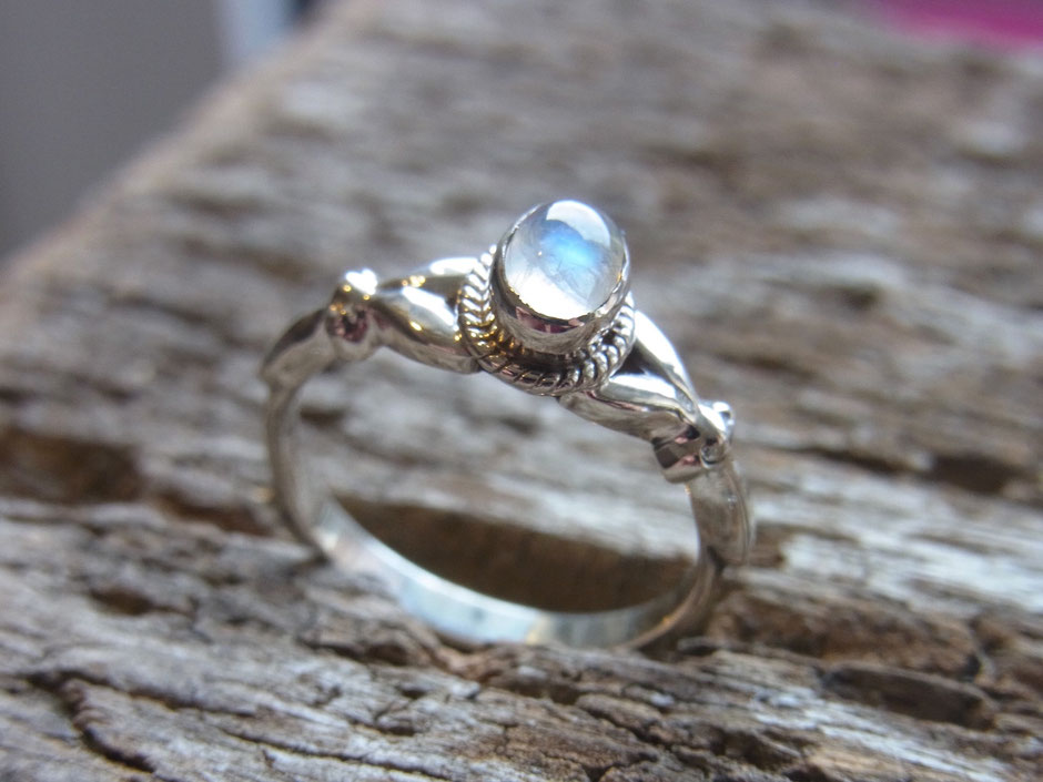 filigraner Damen Ring mit Regenbogen Mondstein Cabochon in Silber