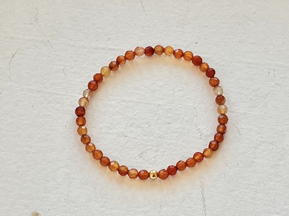 filigranes Armband mit Karneol und goldener Kugel - orange Edelstein Schmuck für Energie, Kreativität und Kraft
