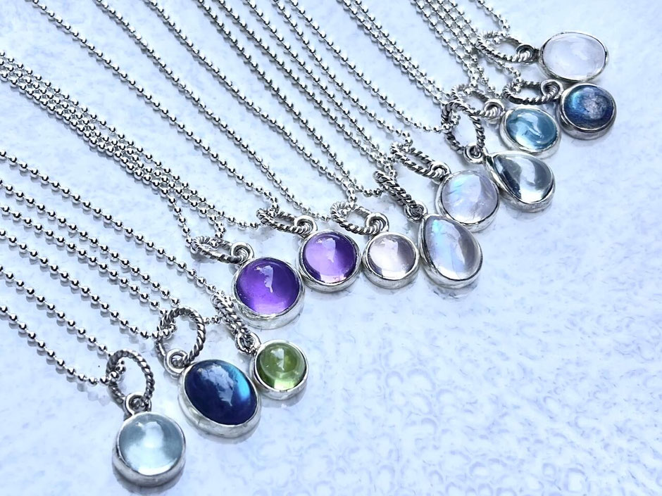 Feine Silberketten mit leuchtenden Edelstein Cabochon in Silber gefasst