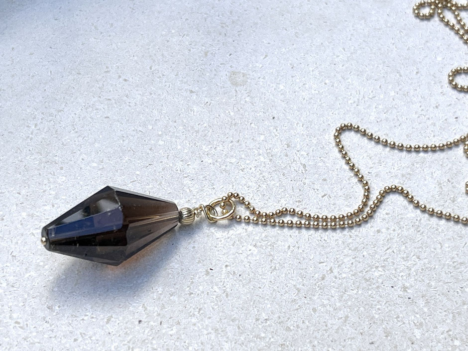Goldene Kette mit großem geometrischen Rauchquarz Anhänger in gold