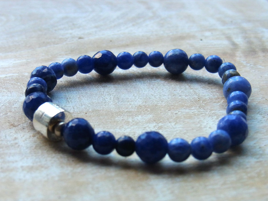 Edelstein Armband mit Silberperle und Gravur TRUST und blauen Sodalith Steinen