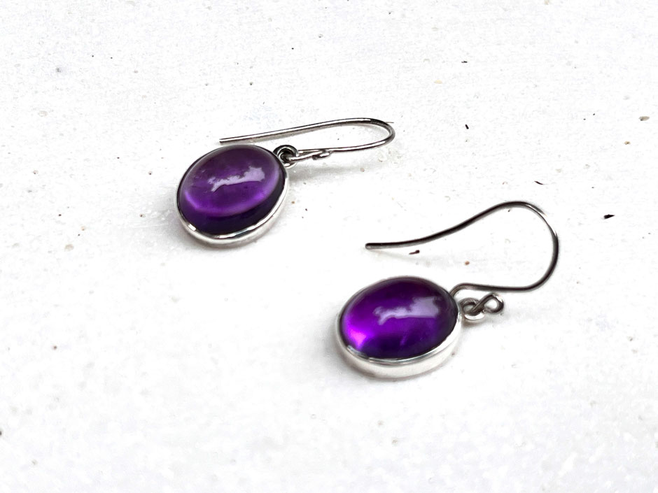 Handgearbeitete Ohrringe mit violetten hochwertigen Amethyst Cabochons