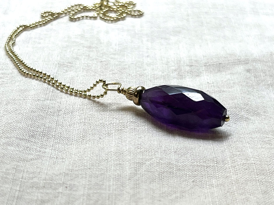 Goldene Kette mit tief violetten Amethyst Kristall Anhänger