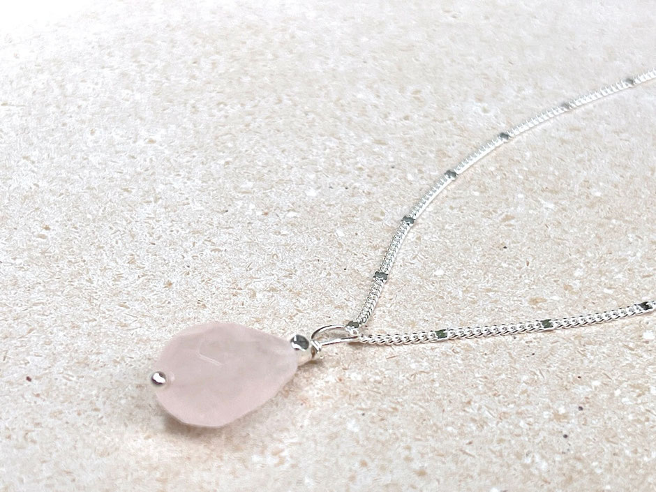 Filigrane Silberkette mit einem Rosenquarz Tropfen Anhänger