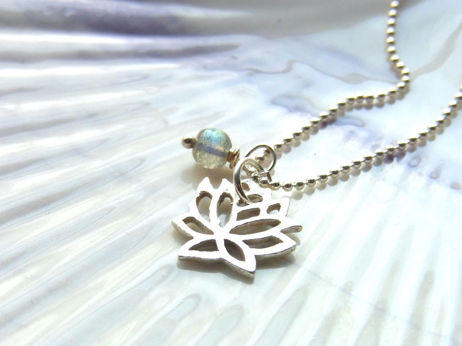 Feine Silberkette mit Lotusblume Anhänger in Silber mit einer kleinen schillernden Labradorit Perle