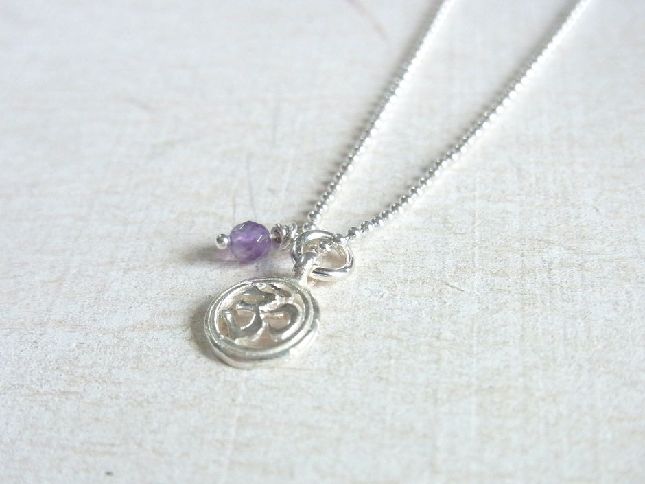 Halskette mit kleinen OM Anhänger in Silber und Amethyst Perle