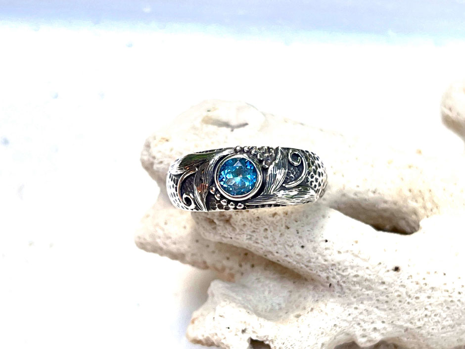 Damen Ring mit geschliffenem runden Blautopas und aufwändigen Verzierungen und gehämmerten Silber.