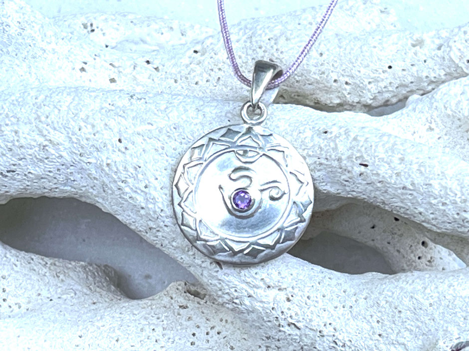 Kette mit Kronen Chakra Symbol Anhänger in Silber mit eingearbeitetem kleinen Amethyst im OM Zeichen