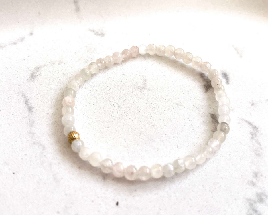 Filigranes weißes Mondstein Armband mit goldener Kugel