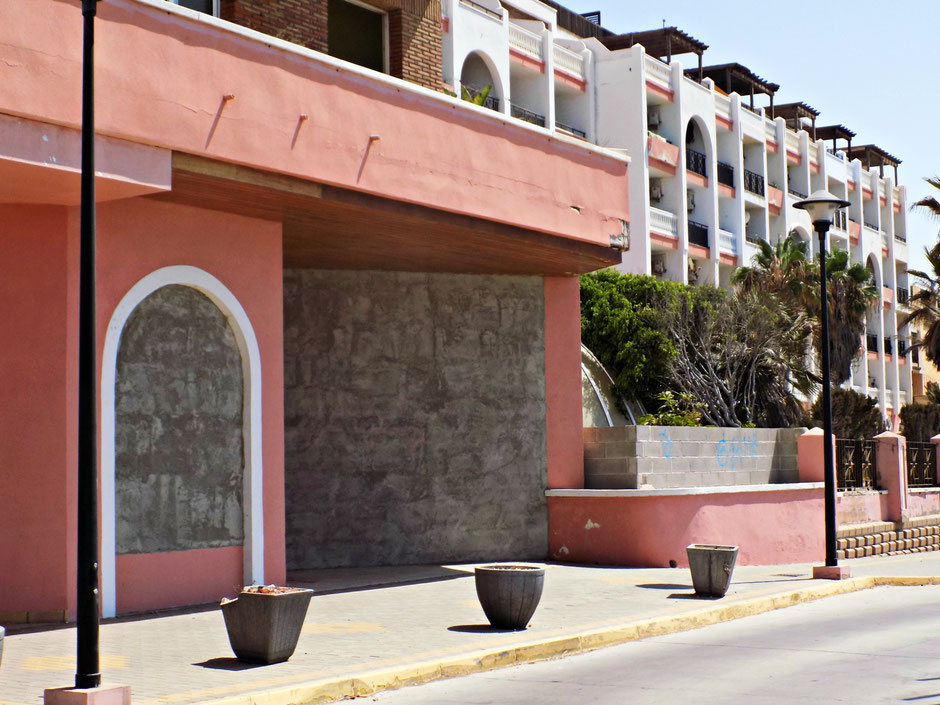 Antiguo Hotel Mirador de Adra con sus puertas tapiadas