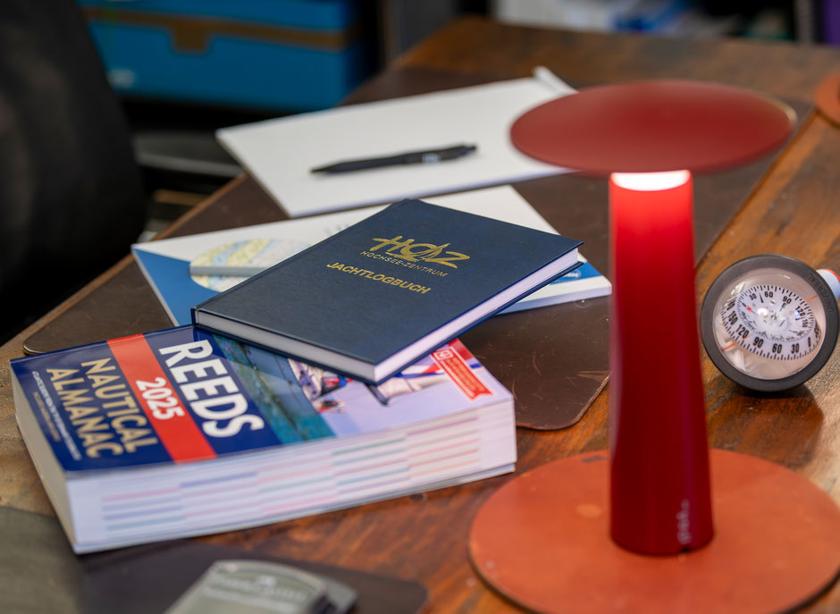 Jachtlogbuch HOZ auf Schreibtisch mit REEDS Nautical Almanac – nautische Ausbildung mit Praxisbezug und Präzision