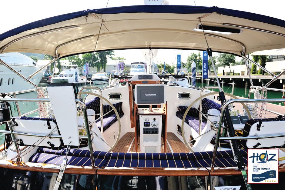 Blick ins hochwertige Cockpit einer Segeljacht – praxisnah lernen mit dem Inside Member Club