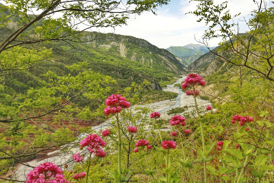 Road trip dans le colorado niçois, LES GORGES DE DALUIS, point de vue depuis la tête de femme  (FRANCE). www.missaventure.com blog d'aventures, nature et reflexions green.