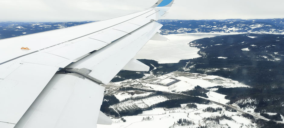 Lac gelé et paysage enneigé.