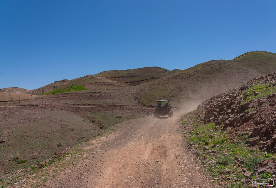 RAID BUGGY AU MAROC, une aventure de dingue au cœur de l'atlas. JOUR 1, d'Agafay aux contreforts de l'Atlas. missaventure, blog road trip, overland 4x4 et nature.
