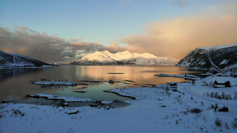 ROAD TRIP HIVERNAL EN VAN DANS LE NORD DE LA NORVEGE, route de Grotfjord à Tromvik. www.missaventure.com  roadtrip, nature, outdoor and photography.