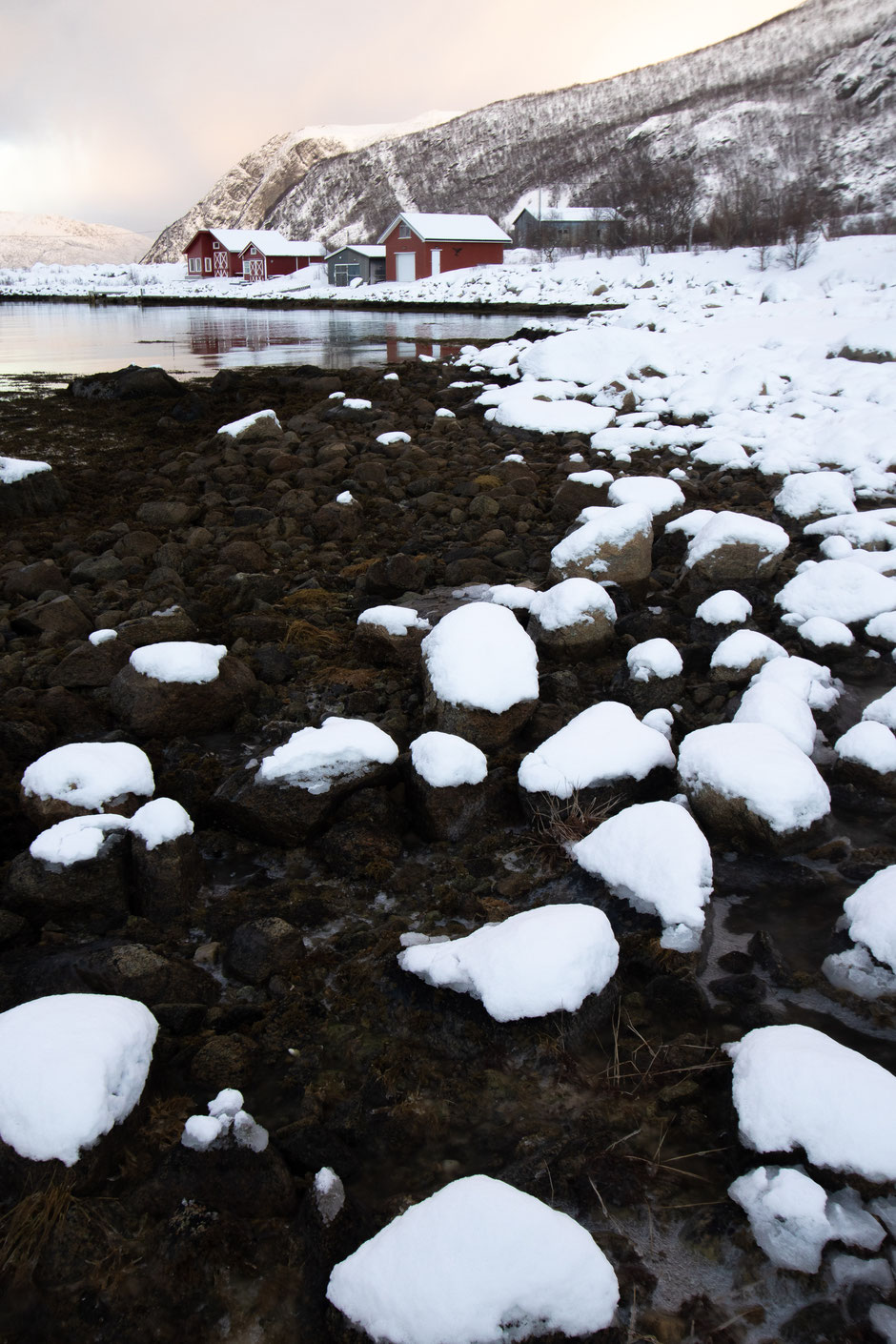 ROAD TRIP HIVERNAL EN VAN DANS LE NORD DE LA NORVEGE, route de Grotfjord à Tromvik. www.missaventure.com  roadtrip, nature, outdoor and photography.