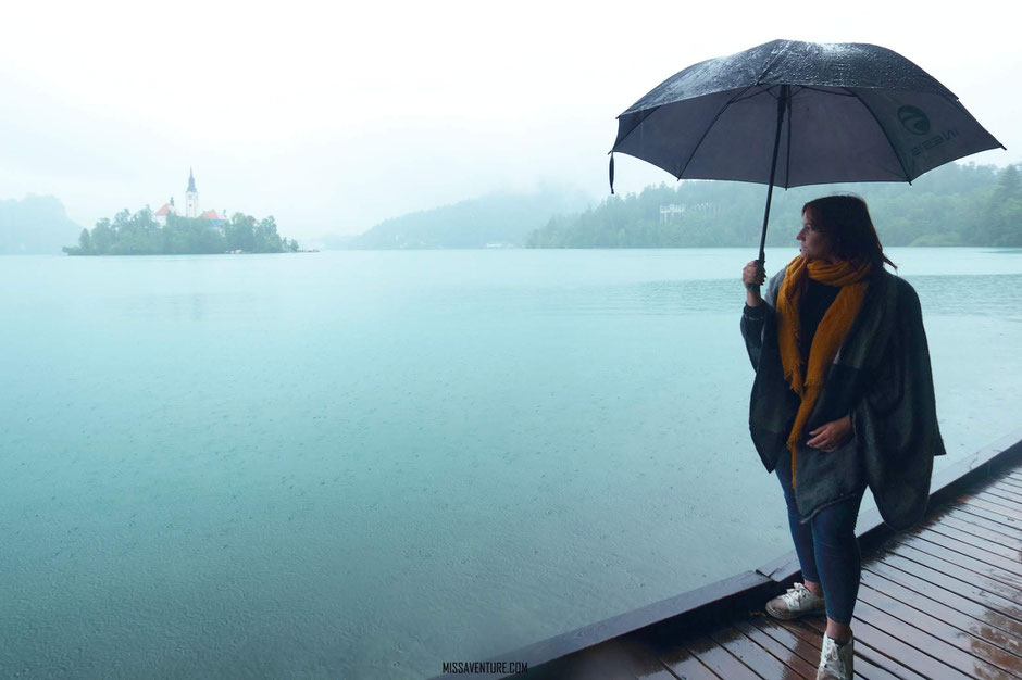 La brume et la pluie viennent recouvrir le lac de Bled.