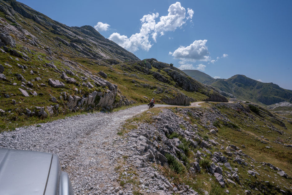 On partage la piste avec les motards.
