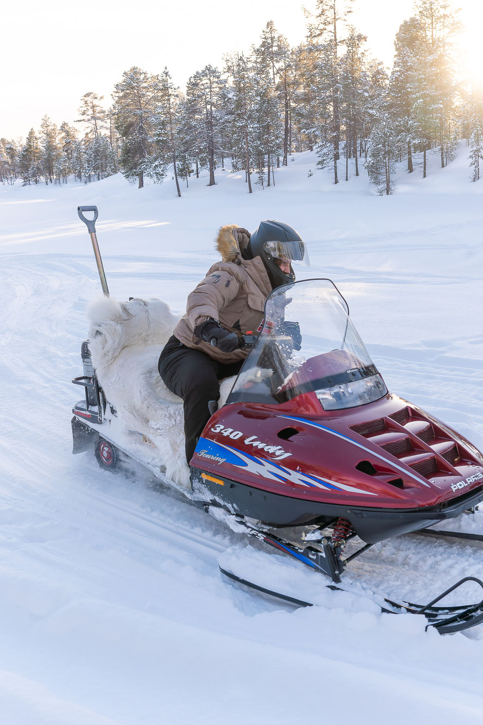 ROAD TRIP EN LAPONIE. TOP 10 DES ACTIVITE A FAIRE EN LAPONIE, MOTONEIGE AVEC OU SANS GUIDE, INFOS ET CONSEILS. www.missaventure.com  roadtrip, outdoor adventures and photography.