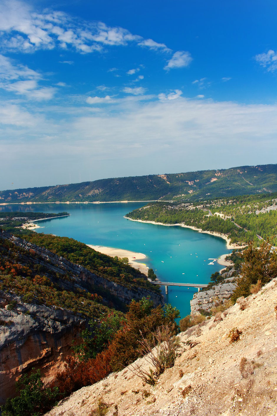 Sur la route du Verdon, vue sur le lac de Sainte Croix et l'entée des Gorges. Week end nature et sport dans le VERDON (FRANCE) www.missaventure.com blog d'aventures nature et photos