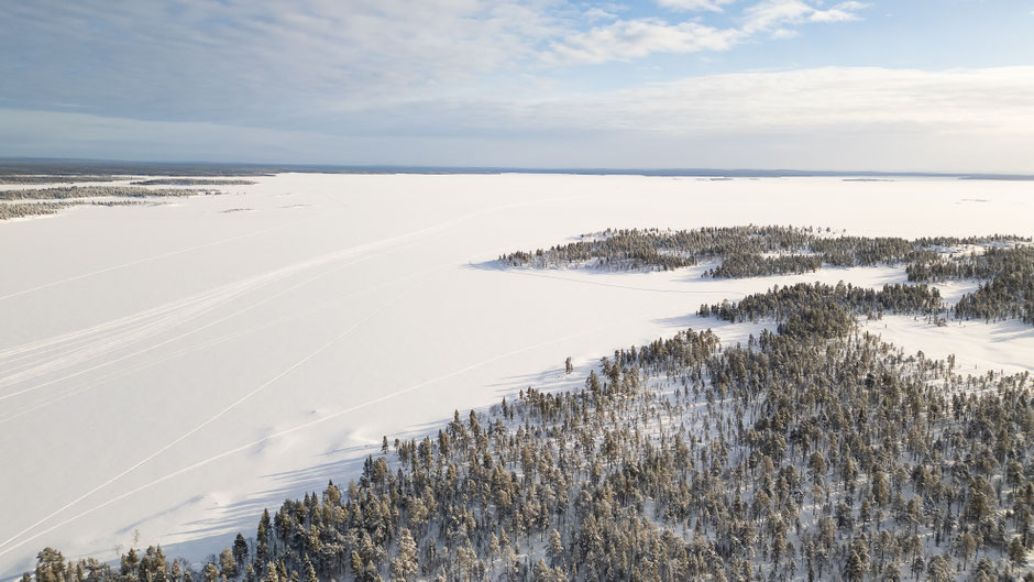 ROAD TRIP EN LAPONIE. TOP 10 DES ACTIVITE A FAIRE EN LAPONIE, MOTONEIGE AVEC OU SANS GUIDE, INFOS ET CONSEILS. www.missaventure.com  roadtrip, outdoor adventures and photography.