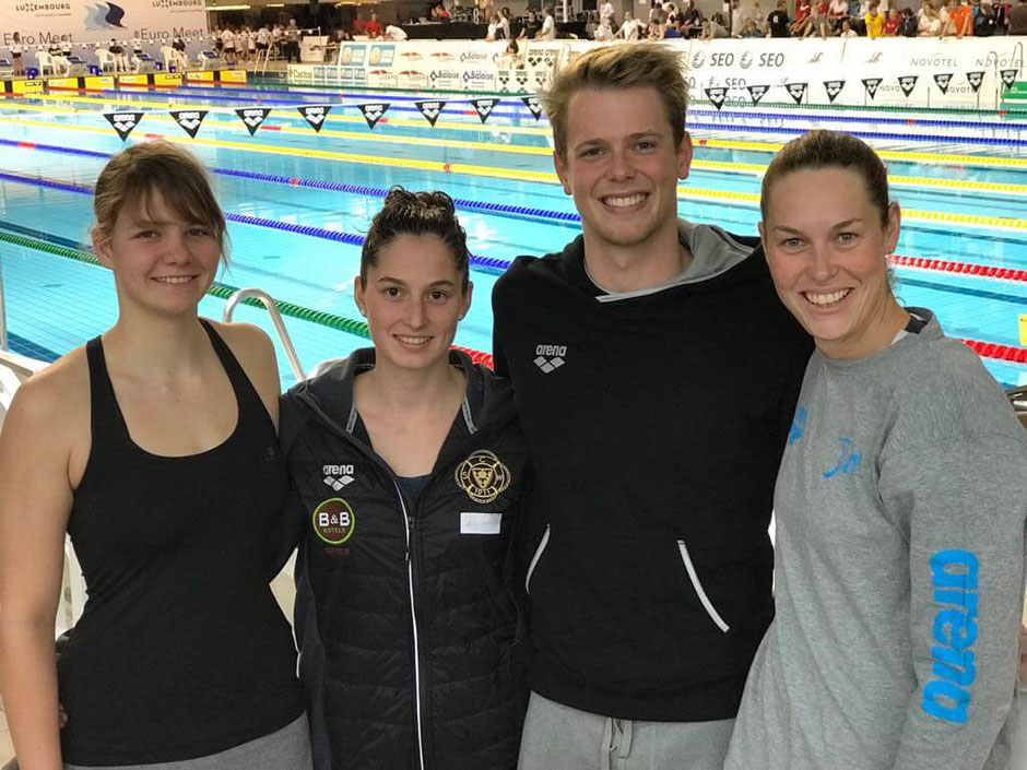 Von links: Samira Erhard (EOSC Offenbach), Selina Müller (SC Wiesbaden), Juilius Flohr( DSW Darmstadt) und Jenny Mensing (SC Wiesbaden) Foto: Oliver Großmann