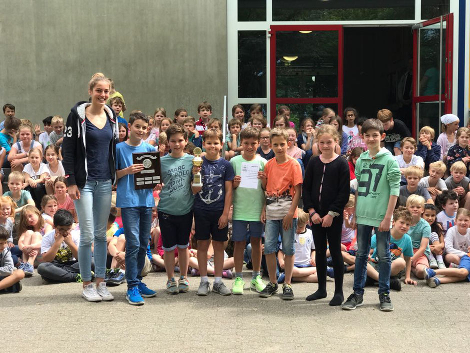 Bild: Rosalie Kleyboldt bei der Preisübergabe in der Robert-Schumann Schule / Bildquelle: Oliver Großmann