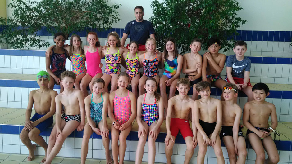 SG Frankfurt Talentgruppe Mitte mit Trainer Christian Schauss / Foto: Swimsportnews-Hessen