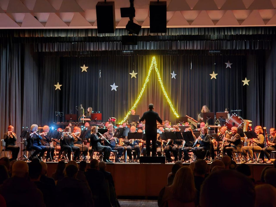 Das Moderne Blasorchester Oppau beim Adventskonzert im Bürgerhaus Oppau am 30.11.24 (Bildrechte: MBO)